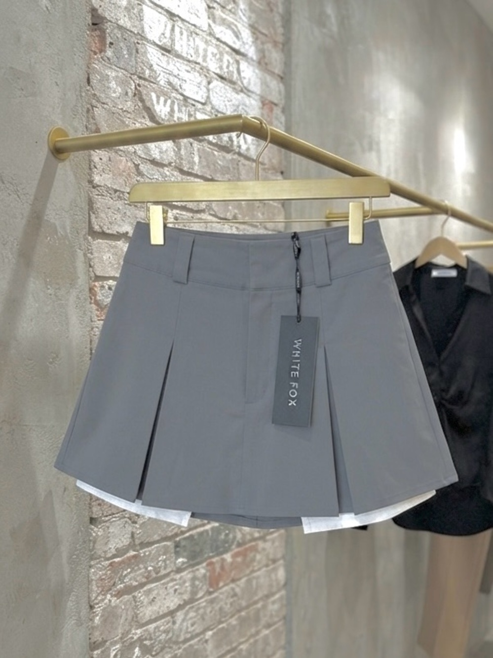 NWT WHITE FOX MEAN-IT MINI SKIRT GREY
SIZE MEDIUM
